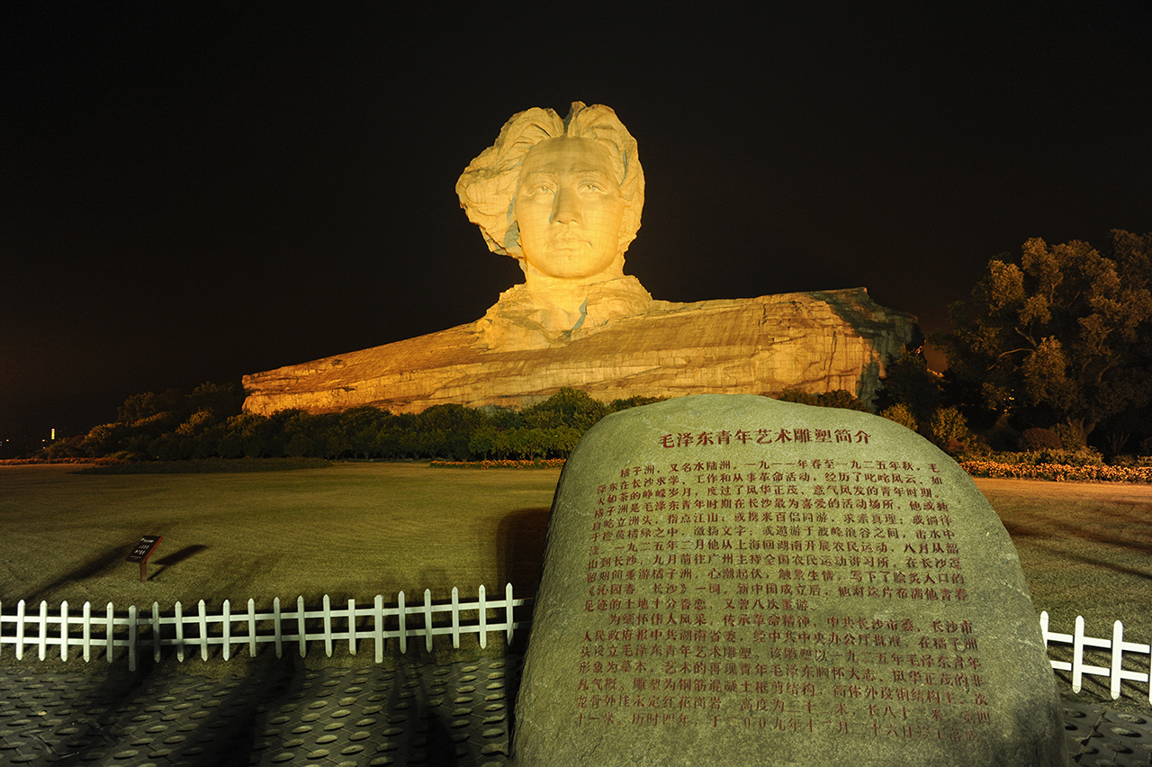 毛雕像夜色021280.jpg