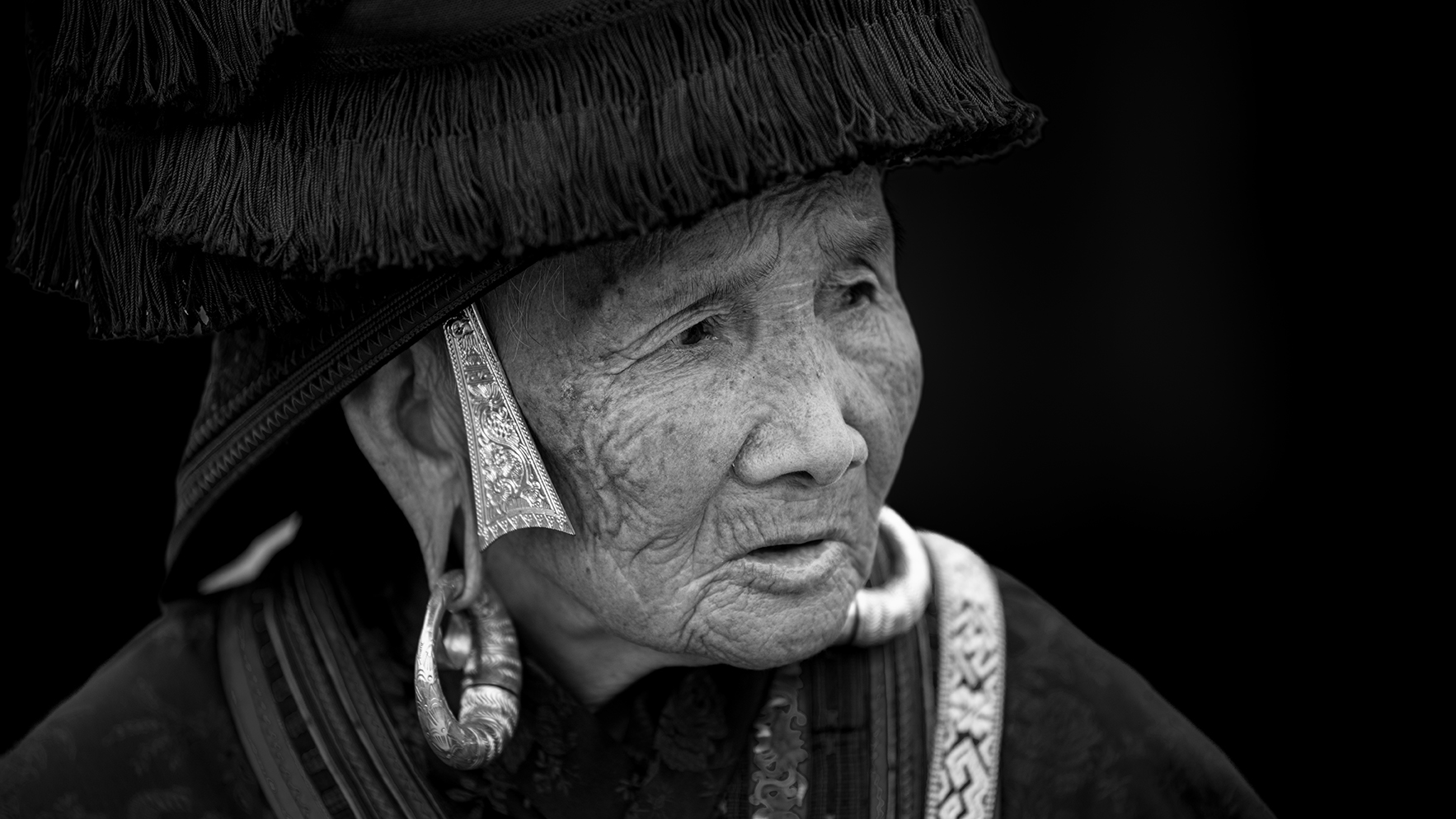 31、“重阳节”90高龄的苗族大妈.jpg