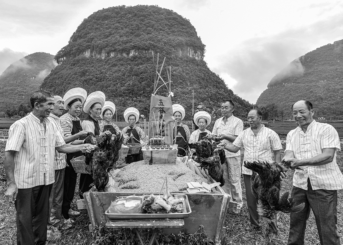 组图 6《布依“六月六”祭田》祭田 祈求风调雨顺 五谷丰登.jpg